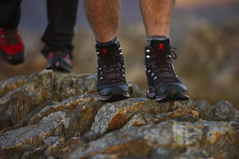 西方人,腿部,腿,两个人,伙伴,朋友,走,横图,室外,特写,白天,正面,运动鞋,旅游,度假,友谊,石头,美景,鞋子,欧洲,欧洲人,阴影,朦胧,模糊,光线,石子,影子,景观,两双,娱乐,阳光,自然,享受,休闲,景色,放松,休闲鞋,自然风光,登山鞋,友情,男人,男性,中年男性,白种人,石块,岩石,步行,散步,走路,半身,彩图