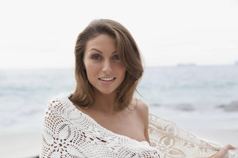 西方人,一个人,站,笑,微笑,露齿笑,横图,室外,白天,正面,海浪,海洋,纺织品,欧洲,欧洲人,仅一个年轻女性,仅一个女性,仅一个人,朦胧,模糊,包裹,布,浪花,蕾丝,织物,注视,天空,海水,天,观察,看,站着,观看,布匹,察看,关注,海景,年轻女性,女人,女性,白种人,大海,风浪,海,海水的波动,近岸浪,涌浪,站立,半身,彩图,镂空织物