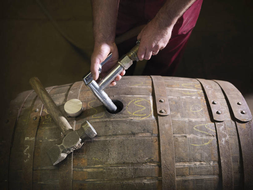 西方人,手,一个人,技术人员,工厂,站,横图,俯视,室内,特写,白天,工作服,制服,车间,欧洲,欧洲人,双手,仅一个男性,仅一个人,仅一个中年男性,敲打,握,锤子,工具,管子,榔头,桶,拿,拿着,工人,容器,站着,手部,握着,储藏,五金,变形,紧固,储存,矫正,塑形,牢固,工作制服,男人,男性,中年男性,白种人,员工,技术员,站立,半身,彩图,高角度拍摄,工作套服,制造厂,匠人,劳动者,体力工,技工,贮存