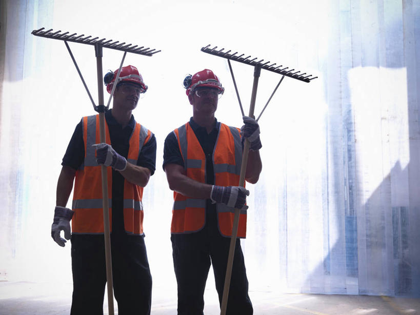 西方人,两个人,同事,建筑工人,站,笑,微笑,横图,室内,白天,正面,工作服,制服,安全,成功,合作,团队,集体,信心,窗户,窗帘,落地窗,帽子,欧洲,欧洲人,握,朦胧,模糊,装饰,头盔,眼镜,耕田,防护,背光,拿,拿着,注视,队伍,玻璃窗,工人,帘子,安全帽,手套,建筑工地,观察,看,站着,遮阳,握着,观看,护目镜,保护,华丽,修饰,点缀,钉耙,察看,领导,成就,关注,保险,合伙,领袖,种田,逆光,农具,保全,周全,安稳,安定,衬托,美观,雅致,雅观,防护手套,地盘,建筑地盘,施工地盘,安全防护眼镜,耕具,工作制服,平安,男人,男性,中年男性,白种人,员工,建筑工,站立,半身,彩图,工作套服,工地,匠人,劳动者,体力工,防护眼镜