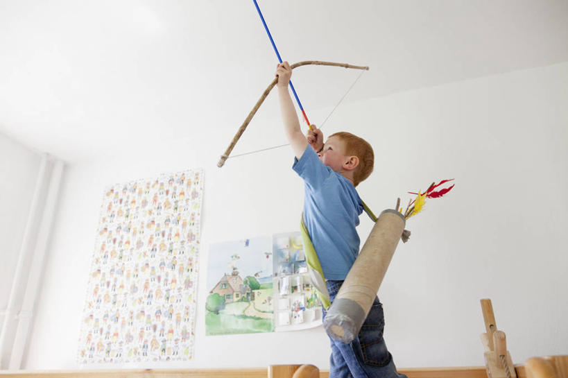 西方人,儿童,一个人,站,举,横图,室内,白天,仰视,绘画,游戏,纯洁,床,卧室,玩具,欧洲,欧洲人,仅一个男性,仅一个人,握,服装,艺术,装饰,弓箭,墙,床单,拿,玩,拿着,扭头,注视,休闲装,文化,娱乐,被子,墙壁,墙面,小孩,衣服,观察,看,托,站着,转头,仅一个小孩,休闲,休闲服,可爱,童年,童趣,益智,握着,服饰,观看,活动,华丽,修饰,点缀,察看,被单,发泄,关注,消遣,智力,童真,烂漫,无邪,宣泄,衬托,美观,雅致,雅观,双层床,学生双层床,天真,男孩,男人,男性,白种人,孩子,画画,举起,举手,举着,抬头,玩耍,嬉戏,向上举,向上伸,向上托,仰头,站立,半身,彩图,低角度拍摄,睡房,卧房,男生