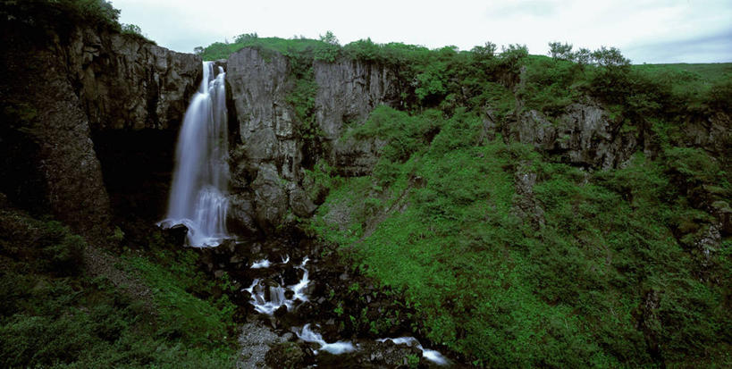 无人,公园,横图,室外,白天,正面,旅游,度假,石头,美景,瀑布,山,山脉,树林,水,植物,欧洲,冰岛,阴影,飞溅,溅,光线,石子,液体,影子,景观,山峰,水滴,云,云朵,山峦,云彩,娱乐,水珠,树,树木,蓝色,绿色,白云,蓝天,天空,阳光,自然,群山,天,享受,休闲,景色,放松,生长,晴朗,成长,国家公园,喷洒,自然风光,北欧,冰岛共和国,瓦特纳冰川国家公园,跌水,石块,岩石,晴空,彩图