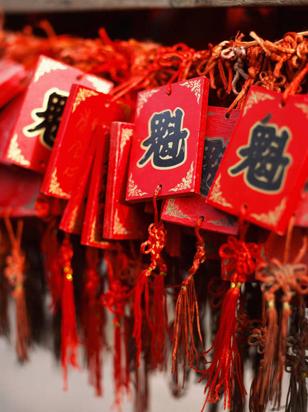 无人,竖图,室外,特写,白天,正面,静物,一堆,许多,阴影,堆叠,堆积,节日,反射,木制,影子,文化,红色,木制品,祈祷,健康,许愿,宗教,信仰,纪念,堆,祈求,平安,彩图,许愿签