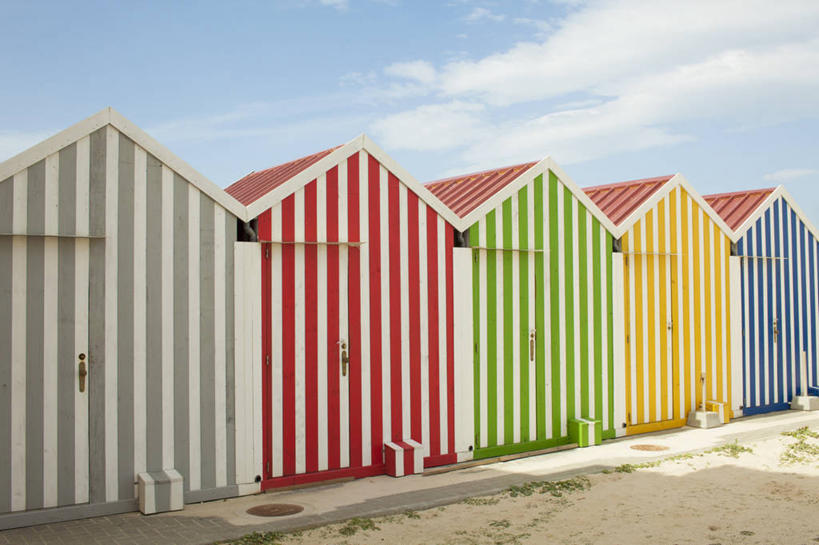 无人,家,木屋,横图,彩色,室外,白天,正面,美景,沙滩,葡萄牙,欧洲,一排,阴影,整齐,光线,沙子,影子,海岸,景观,云,云朵,沙地,云彩,住宅,排列,蓝色,白云,蓝天,天空,阳光,自然,天,景色,晴朗,五颜六色,色彩斑斓,队列,南欧,自然风光,五彩缤纷,五彩斑斓,葡萄牙共和国,五光十色,海滩,晴空,彩图,茅舍,茅屋,棚屋,小木屋,小屋,莱里亚