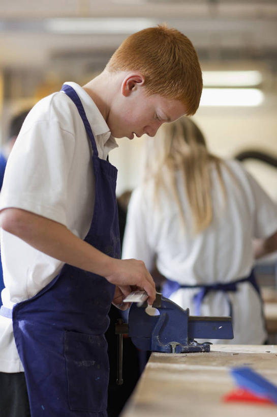 西方人,儿童,两个人,伙伴,朋友,工厂,站,竖图,室内,白天,侧面,工作服,制服,友谊,纯洁,车间,欧洲,欧洲人,握,服装,朦胧,模糊,工具,围裙,拿,拿着,注视,小孩,衣服,蓝色,白色,低头,观察,看,站着,同学,机械,可爱,童年,童趣,握着,服饰,观看,机械工程,五金,工程,察看,衣着,校友,穿着,关注,童真,烂漫,无邪,同窗,学友,虎钳,钳工工具,垂头,台虎钳,工作制服,衣饰,天真,友情,男孩,男人,男性,女孩,女人,女性,白种人,站立,半身,彩图,工作套服,制造厂,男生,女生