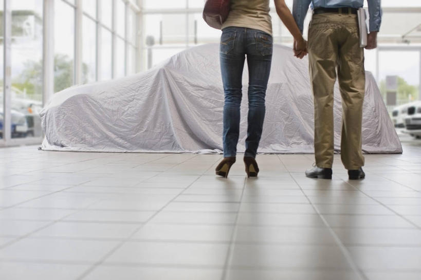 西方人,两个人,商店,站,握手,横图,室内,白天,高跟鞋,爱情,时尚,窗户,落地窗,汽车,鞋子,欧洲,欧洲人,覆盖,服装,裤子,包,皮包,浪漫,牛仔裤,休闲装,商铺,玻璃窗,车,背面,衣服,交通工具,轿车,清洁,站着,休闲,温暖,温馨,休闲服,恩爱,恋人,服饰,保护,单肩包,和睦,时髦,载具,市肆,商号,时兴,男人,男性,年轻男性,年轻女性,女人,女性,白种人,情侣,搀手,拉手,手拉手,手握手,站立,半身,彩图,店铺,车衣,伴侣,融洽,防晒