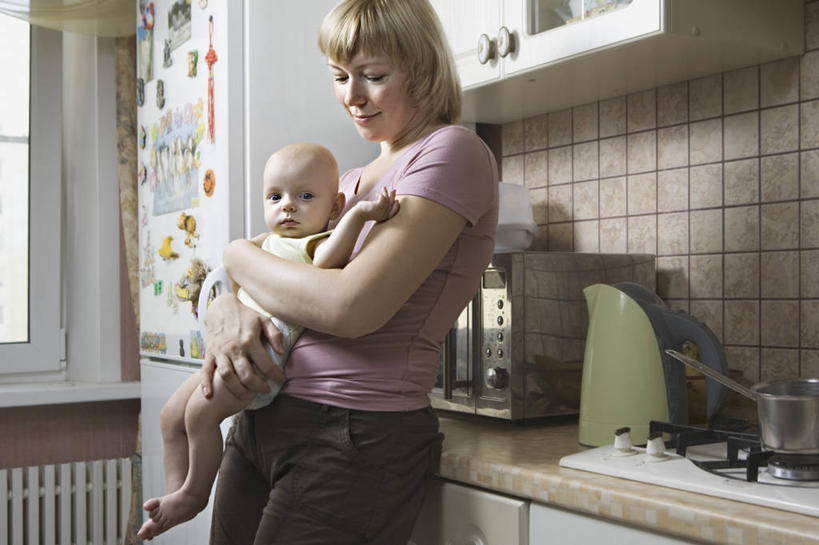 西方人,婴儿,儿童,中年人,两个人,家庭,母亲,站,抱,横图,室内,白天,侧面,烹饪,纯洁,厨房,窗户,窗帘,厨具,金属制品,欧洲,欧洲人,服装,装饰,金属,电器,锅子,冰箱,煤气灶,扭头,注视,休闲装,光脚,冷冻,锅,冷柜,玻璃窗,小孩,衣服,帘子,冷藏柜,观察,看,站着,转头,休闲,温暖,温馨,一家人,赤脚,休闲服,遮阳,可爱,母爱,童年,童趣,服饰,活泼,冷藏,锅具,抱着,观看,储藏,华丽,修饰,点缀,和睦,察看,家电,家用电器,搂着,关注,宝宝,童真,纯真,烂漫,无邪,烹饪用具,衬托,美观,雅致,雅观,保鲜,母婴,冰箱贴,伶俐,天真,女人,女性,中年女性,白种人,孩子,烹调用具,搂,搂抱,烹调,站立,半身,彩图,灶间,融洽,磁贴