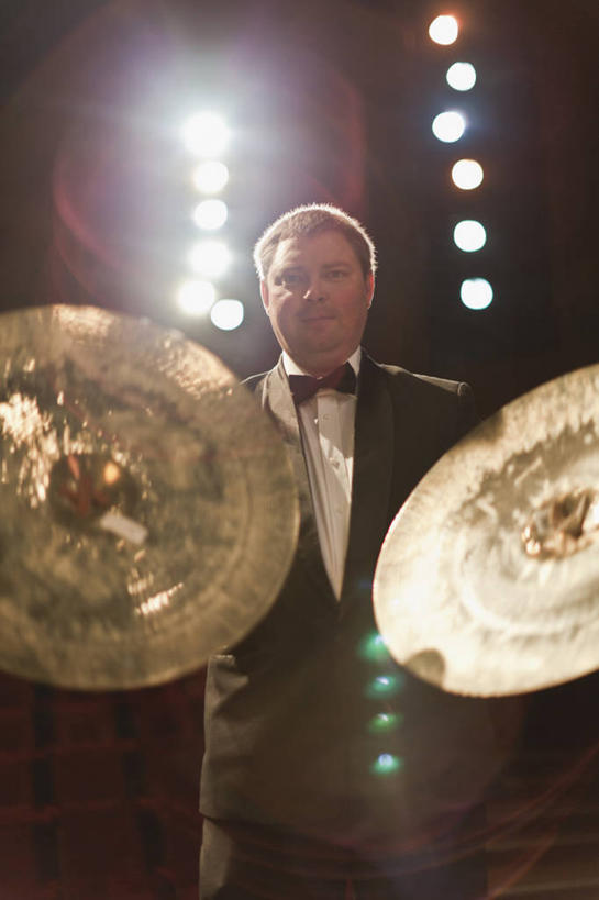 西方人,一个人,音乐家,站,笑,微笑,竖图,室内,白天,正面,西装,照明,欧洲,欧洲人,仅一个男性,仅一个人,仅一个中年男性,握,阴影,黑色背景,套装,正装,朦胧,模糊,艺术,光线,领结,影子,灯光,乐器,音乐,拿,拿着,注视,职业装,灯,灯具,观察,看,站着,射灯,握着,摄影,影棚,观看,打击乐器,照亮,察看,象征,庄重,照明设备,关注,身份,正式,地位,民族乐器,铜锣,古乐器,男人,男性,中年男性,白种人,乐师,演奏家,音乐工作者,站立,半身,彩图,影棚拍摄,拍摄