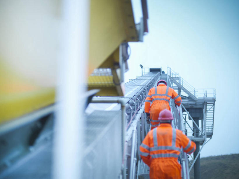 西方人,两个人,伙伴,朋友,栏杆,走,横图,室外,白天,仰视,工作服,制服,友谊,合作,团队,楼梯,帽子,欧洲,欧洲人,朦胧,模糊,扶手,头盔,阶梯,护栏,台阶,工人,蓝色,蓝天,天空,安全帽,天,战略,矿工,联合,合谋,工作制服,配合,协作,男人,男性,年轻男性,中年男性,白种人,员工,步行,散步,走路,半身,彩图,低角度拍摄,工作套服,安全服,反光背心,反光服,反光衣,矿山工人,匠人,劳动者,体力工