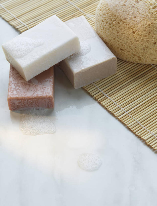 无人,竖图,俯视,室内,特写,白天,化妆,美容,静物,三块,一块,护肤,阴影,反射,海绵,影子,干净,化妆品,肥皂,香皂,日用品,洗浴用品,清洁,保养,享受,休闲,健康,放松,保健,摄影,影棚,卫生,护肤品,化妆用品,护肤用品,舒缓,养颜,去污,紧肤,嫩肤,洗涤,彩图,高角度拍摄,影棚拍摄,拍摄,浴用海绵