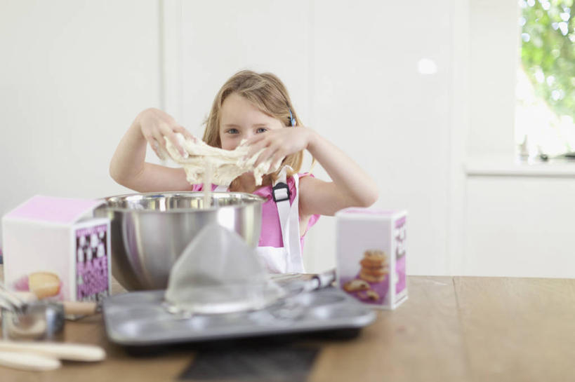 西方人,儿童,一个人,笑,微笑,露齿笑,横图,室内,白天,正面,纯洁,厨房,柜子,桌面,桌子,金属制品,欧洲,欧洲人,仅一个女性,仅一个人,握,服装,粘稠,金属,面粉,储物柜,拿,粮食,拿着,注视,休闲装,小孩,衣服,容器,碗,观察,看,仅一个小孩,休闲,休闲服,可爱,童年,童趣,握着,服饰,观看,储藏,农产品,察看,储存,关注,面糊,童真,黏稠,烂漫,无邪,原材料,浓厚,储备,蕴藏,贮备,天真,女孩,女人,女性,白种人,孩子,半身,彩图,灶间,厨房料理台,贮存,女生,料理台