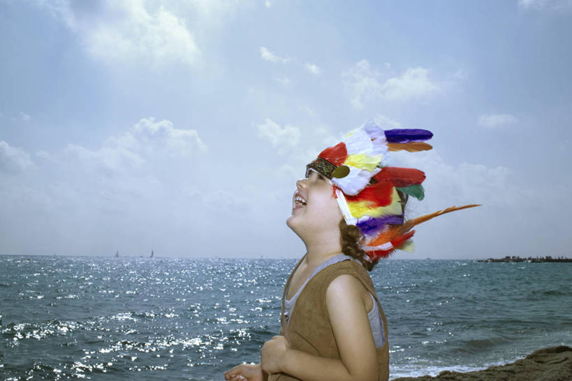 西方人,儿童,一个人,站,笑,微笑,露齿笑,横图,室外,白天,侧面,纯洁,海浪,海洋,沙滩,帽子,羽毛,欧洲,欧洲人,仅一个女性,仅一个人,阴影,服装,轻盈,柔软,装饰,光线,沙子,影子,海岸,浪花,云,云朵,沙地,云彩,注视,休闲装,小孩,衣服,蓝色,白云,蓝天,天空,阳光,海水,发饰,饰品,天,观察,看,站着,仅一个小孩,休闲,休闲服,可爱,童年,童趣,服饰,晴朗,观看,察看,关注,海景,童真,烂漫,无邪,配饰,轻柔,一顶,天真,女孩,女人,女性,白种人,孩子,大海,风浪,海,海水的波动,海滩,近岸浪,涌浪,晴空,抬头,仰头,站立,半身,彩图,酋长帽,印第安帽,羽毛帽,女生