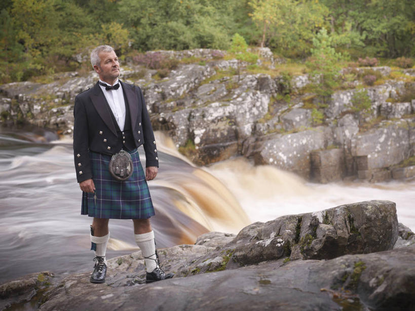 西方人,一个人,站,横图,室外,白天,正面,民族服装,裙子,河流,石头,瀑布,森林,树林,水,植物,欧洲,欧洲人,仅一个男性,仅一个人,仅一个中年男性,飞溅,服装,溅,石子,液体,河水,水滴,水流,注视,水珠,树,树木,衣服,绿色,自然,观察,看,站着,短裙,服饰,生长,成长,观看,半身裙,察看,衣着,穿着,关注,喷洒,欧洲文化,衣饰,苏格兰短裙,男人,男性,中年男性,白种人,跌水,石块,岩石,站立,彩图,全身,传统服装,民俗服