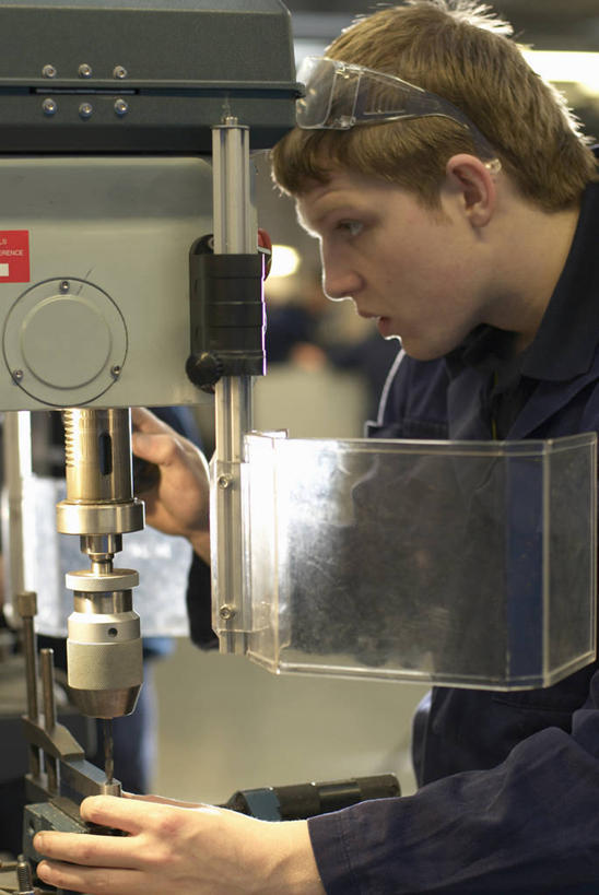 西方人,一个人,学生,机修工,工厂,商店,站,竖图,室内,白天,侧面,工作服,制服,安全,车间,机器,欧洲,欧洲人,仅一个男性,仅一个人,握,服装,眼镜,防护,拿,拿着,注视,设备,商铺,工人,仅一个年轻男性,衣服,观察,看,站着,机械,握着,服饰,观看,护目镜,保护,察看,衣着,穿着,关注,保险,钻孔机,保全,周全,安稳,安定,安全防护眼镜,市肆,商号,工作制服,衣饰,平安,男人,男性,年轻男性,白种人,机械师,机修工人,站立,半身,彩图,工作套服,店铺,制造厂,防护眼镜