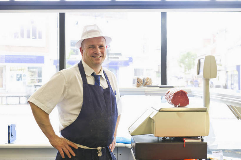 西方人,一个人,店员,商店,站,笑,微笑,露齿笑,横图,室内,白天,正面,工作服,衬衫,制服,窗户,落地窗,帽子,欧洲,欧洲人,仅一个男性,仅一个人,仅一个中年男性,阴影,反射,围裙,影子,肉,领带,注视,商铺,手叉腰,猪肉,肉类,玻璃窗,红色,叉腰,观察,看,站着,营业员,pos机,收银台,观看,察看,双手叉腰,关注,收银,收银机,肉食,玩具店,豚肉,市肆,商号,销售人员,屠夫,工作制服,男人,男性,中年男性,白种人,售货员,站立,半身,彩图,衬衣,工作套服,店铺,肉店