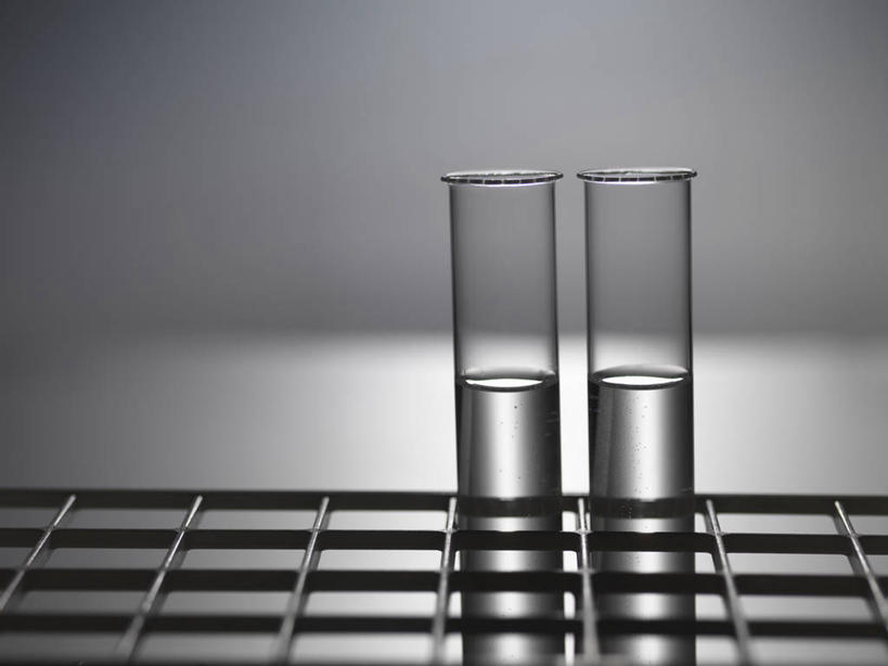 无人,横图,俯视,室内,特写,白天,实验,仪器,杯子,阴影,灰色背景,研究,透明,反射,分析,化学,测试,试管,试管架,液体,影子,架子,玻璃制品,两个,白色,玻璃瓶,瓶子,器皿,摄影,影棚,计量,玻璃仪器,试验耗材,实验用品,玻璃杯,彩图,高角度拍摄,影棚拍摄,拍摄