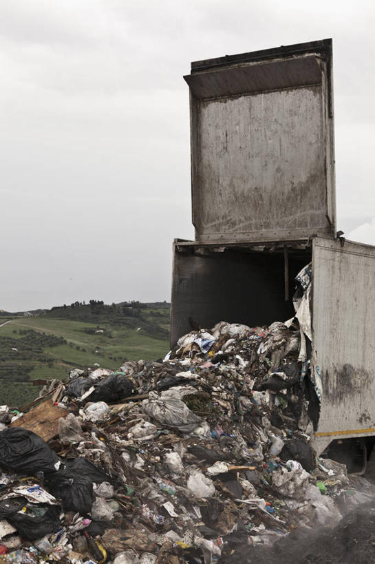无人,竖图,室外,白天,正面,草地,草坪,山,山脉,植物,卡车,微型货车,意大利,欧洲,一堆,许多,阴影,堆叠,堆积,光线,影子,山峰,云,云朵,垃圾,集装箱,山峦,很多,云彩,草,树,树木,蓝色,绿色,白云,蓝天,天空,阳光,自然,交通工具,群山,天,集装箱车,生长,晴朗,成长,堆,货车,南欧,载具,货运车,意大利共和国,首府,波伦亚,博洛尼亚,柱廊之城,渣滓,艾米利亚.罗马涅,艾米利亚.罗马涅大区,晴空,载重汽车,彩图