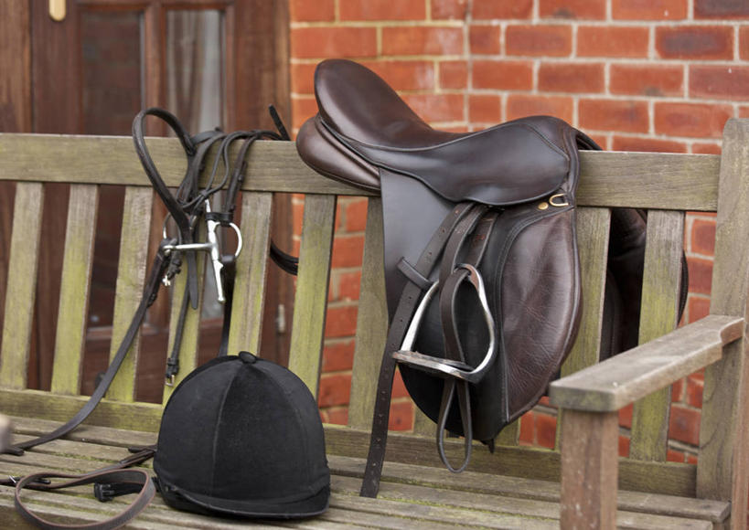 无人,横图,室外,特写,白天,正面,静物,帽子,椅子,头盔,木椅,墙,墙壁,墙面,座位,马鞍,安全帽,绳子,绳索,缰绳,马具,彩图