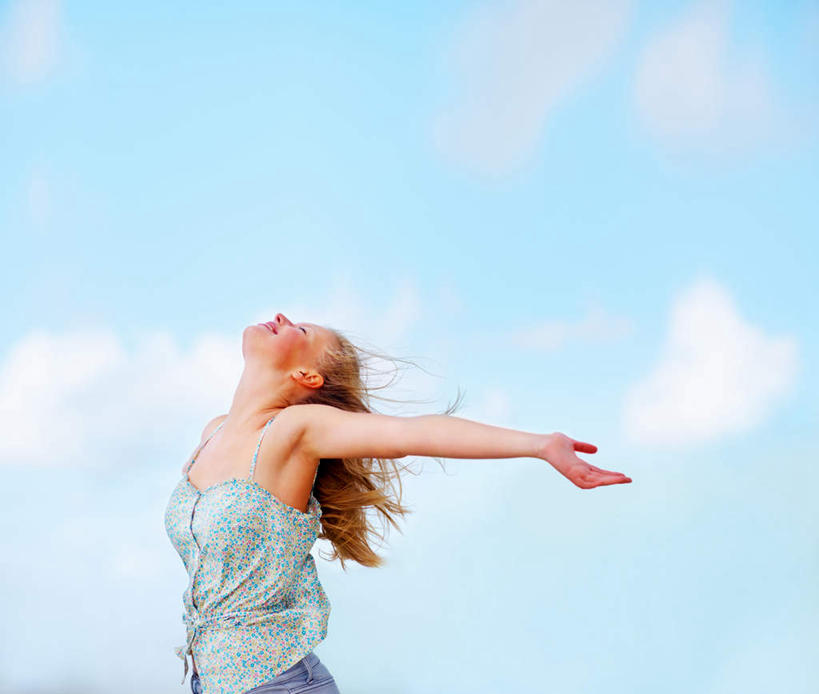 西方人,一个人,站,闭眼,伸展双臂,横图,室外,白天,侧面,吊带,欧洲,欧洲人,仅一个年轻女性,仅一个女性,仅一个人,阴影,服装,光线,影子,云,云朵,云彩,吊带衫,衣服,蓝色,白云,蓝天,天空,阳光,天,站着,服饰,晴朗,衣着,穿着,衣饰,年轻女性,女人,女性,白种人,晴空,闭眼睛,闭着眼,闭着眼睛,敞开双臂,伸开双臂,抬头,仰头,展开双肩,站立,张开手臂,张开双臂,半身,彩图