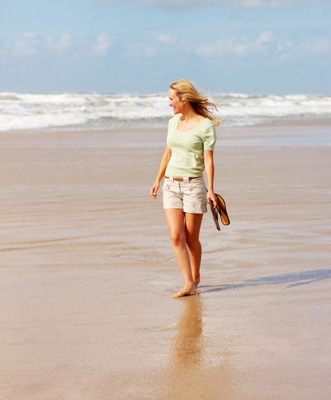 西方人,一个人,走,笑,微笑,露齿笑,竖图,室外,白天,正面,凉鞋,海浪,海洋,沙滩,鞋子,欧洲,欧洲人,仅一个年轻女性,仅一个女性,仅一个人,握,阴影,服装,光线,沙子,影子,海岸,浪花,沙地,拿,拿着,注视,休闲装,光脚,衣服,蓝色,蓝天,天空,阳光,海水,天,观察,看,休闲,赤脚,休闲服,握着,服饰,晴朗,观看,察看,关注,海景,万里无云,年轻女性,女人,女性,白种人,大海,风浪,海,海水的波动,海滩,近岸浪,涌浪,晴空,晴空万里,步行,散步,走路,彩图,全身,夹趾拖鞋,人字拖,人字拖鞋