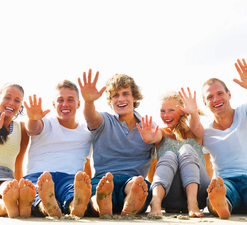 西方人,腿部,脚,脚趾,脚趾甲,腿,伙伴,朋友,坐,举,笑,微笑,露齿笑,横图,室外,白天,正面,友谊,沙滩,欧洲,欧洲人,五个人,一排,阴影,服装,整齐,光线,沙子,影子,海岸,云,云朵,沙地,许多人,云彩,注视,休闲装,光脚,排列,衣服,蓝色,白云,蓝天,天空,阳光,天,观察,看,托,一群人,休闲,赤脚,休闲服,服饰,晴朗,观看,察看,张开五指,队列,关注,友情,男人,男性,年轻男性,年轻女性,女人,女性,白种人,脚指甲,海滩,晴空,举起,举手,举着,向上举,向上伸,向上托,坐着,半身,彩图,五指张开