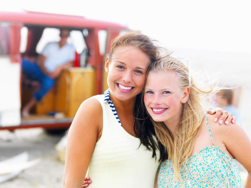 西方人,四个人,伙伴,朋友,站,坐,抱,笑,微笑,露齿笑,横图,室外,白天,正面,友谊,海浪,海洋,沙滩,汽车,椅子,欧洲,欧洲人,服装,朦胧,模糊,背心,沙子,躺椅,海岸,浪花,面包车,沙地,注视,车,衣服,海水,交通工具,观察,看,站着,服饰,抱着,观看,沙滩椅,察看,搂着,衣着,穿着,关注,载具,海景,衣饰,友情,男人,男性,年轻男性,年轻女性,女人,女性,白种人,大海,风浪,海,海水的波动,海滩,近岸浪,涌浪,搂,搂抱,站立,坐着,半身,彩图