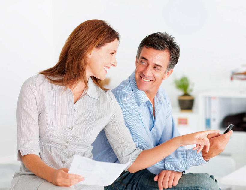 西方人,两个人,伙伴,朋友,商务人士,商务男性,商务女性,办公室,坐,笑,打电话,微笑,露齿笑,横图,室内,白天,正面,衬衫,友谊,合作,团队,植物,家具,桌子,电话,手机,欧洲,欧洲人,敲打,握,指,套装,朦胧,模糊,材料,档案,盆栽,文件,纸,办公桌,墙,盆景,拿,拿着,扭头,注视,方向,输入,通讯设备,墙壁,墙面,绿色,白色,自然,手稿,资料,打字,观察,看,手势,转头,战略,握着,生长,成长,观看,点击,敲击,证明,察看,指向,食指,关注,文档,商务装,工薪阶层,办公家具,联合,合谋,交流,配合,协作,按键,男人,男性,女人,女性,中年男性,中年女性,白种人,白领,上班族,沟通,通话,坐着,半身,彩图,衬衣