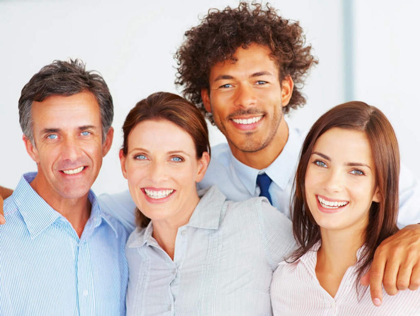 西方人,四个人,伙伴,朋友,商务人士,商务男性,商务女性,站,抱,笑,微笑,露齿笑,横图,室内,白天,正面,衬衫,友谊,合作,团队,欧洲,欧洲人,一排,套装,整齐,墙,领带,注视,墙壁,墙面,排列,白色,观察,看,站着,战略,抱着,观看,察看,搂着,象征,庄重,队列,关注,商务装,身份,工薪阶层,联合,合谋,正式,地位,配合,协作,男人,男性,女人,女性,中年男性,中年女性,白种人,白领,上班族,搂,搂抱,站立,半身,彩图,衬衣