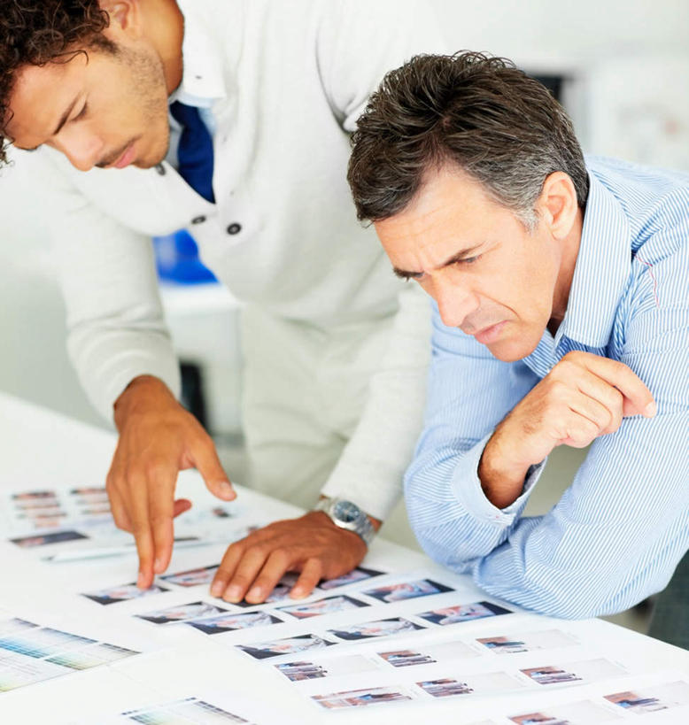 西方人,两个人,伙伴,朋友,商务人士,商务男性,办公室,站,竖图,室内,白天,正面,衬衫,友谊,合作,团队,家具,桌子,欧洲,欧洲人,弯腰,指,套装,材料,档案,文件,纸,办公桌,墙,注视,方向,墙壁,墙面,白色,手稿,资料,低头,观察,看,手势,站着,战略,观看,证明,察看,指向,食指,关注,文档,商务装,工薪阶层,办公家具,弯身,联合,合谋,配合,协作,男人,男性,中年男性,白种人,白领,上班族,站立,半身,彩图,衬衣