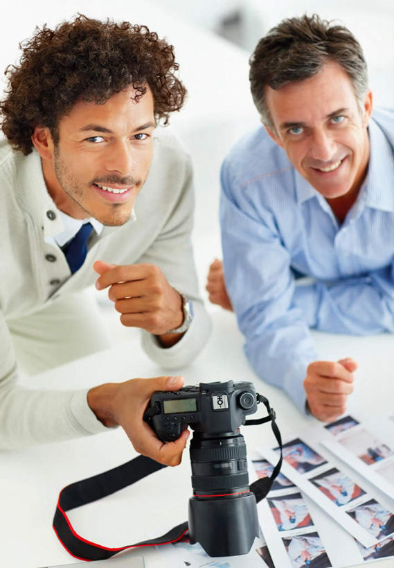 西方人,两个人,伙伴,朋友,商务人士,商务男性,办公室,站,笑,微笑,露齿笑,竖图,俯视,室内,白天,衬衫,友谊,合作,团队,家具,桌子,相机,欧洲,欧洲人,弯腰,握,阴影,套装,朦胧,模糊,反射,材料,档案,文件,影子,纸,办公桌,拿,拿着,注视,拍照,手稿,数码相机,资料,观察,看,站着,战略,握着,摄影,观看,证明,察看,关注,文档,商务装,工薪阶层,办公家具,弯身,联合,合谋,配合,协作,男人,男性,中年男性,白种人,白领,上班族,照相机,站立,半身,彩图,高角度拍摄,衬衣,照相