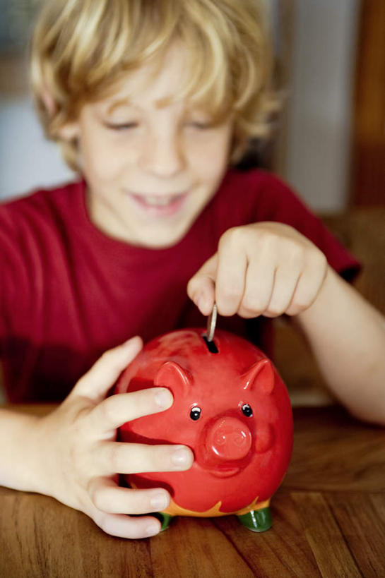 西方人,儿童,一个人,坐,笑,微笑,露齿笑,竖图,室内,白天,正面,纯洁,钱,桌面,桌子,欧洲,欧洲人,仅一个男性,仅一个人,握,阴影,服装,反射,木制,钱币,影子,墙,拿,拿着,注视,休闲装,墙壁,墙面,小孩,衣服,白色,木制品,容器,低头,观察,看,仅一个小孩,休闲,休闲服,储蓄罐,器皿,可爱,童年,童趣,储蓄,存钱,握着,金融,理财,服饰,经济,观看,察看,资金,存钱罐,关注,存款,流通,贸易,童真,烂漫,无邪,贮钱罐,储钱罐,扑满,天真,货币,现金,硬币,男孩,男人,男性,白种人,孩子,坐着,半身,彩图,男生