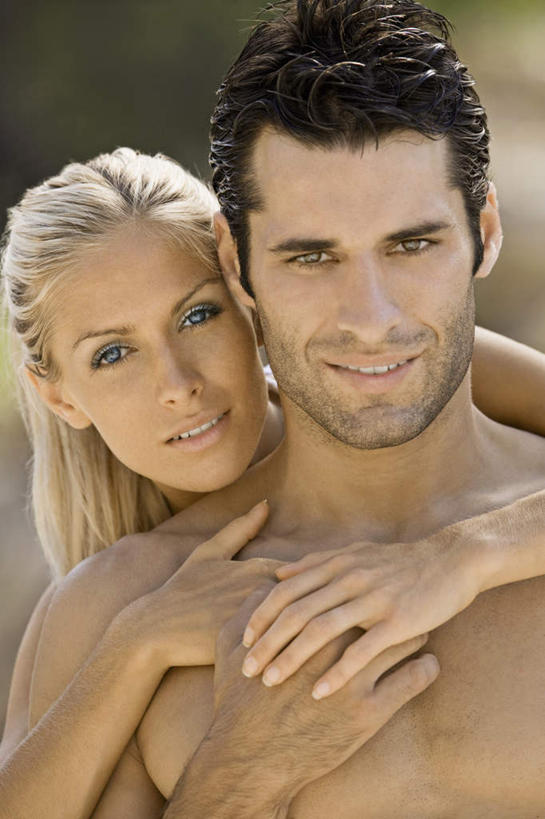 西方人,脸,头,脸颊,手,两个人,站,抱,笑,微笑,露齿笑,竖图,室外,特写,白天,正面,爱情,沙滩,欧洲,欧洲人,双手,朦胧,模糊,沙子,海岸,沙地,浪漫,注视,裸露,肩膀,观察,看,站着,温暖,温馨,手部,恩爱,恋人,抱着,观看,和睦,察看,搂着,关注,裸,男人,男性,年轻男性,年轻女性,女人,女性,白种人,头部,脸部,脸蛋,面部,情侣,海滩,搂,搂抱,站立,半身,彩图,伴侣,融洽