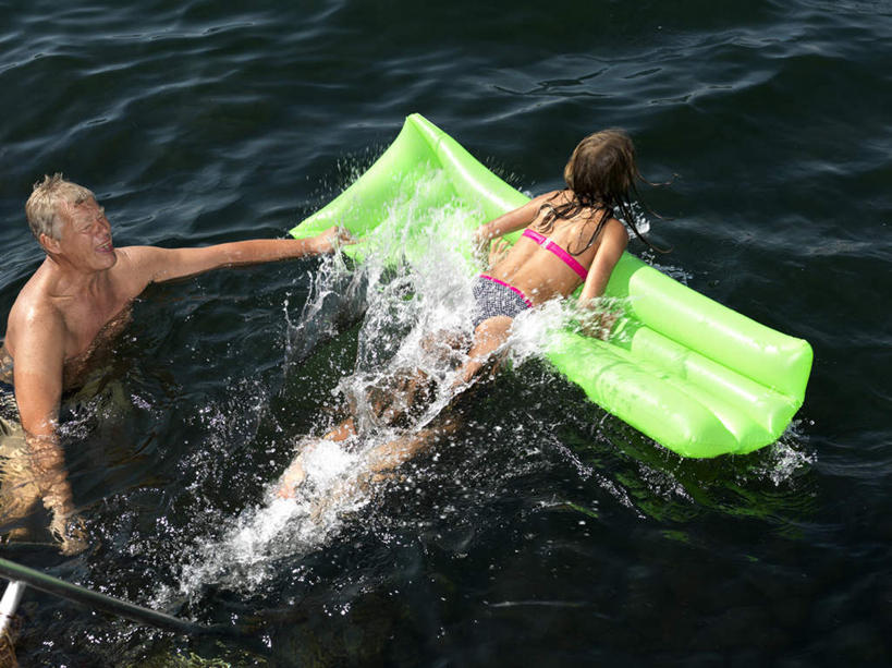 游泳,西方人,儿童,老年人,两个人,家庭,祖父,躺,伸展双臂,笑,微笑,露齿笑,横图,俯视,室外,白天,泳装,比基尼,纯洁,海浪,海洋,水,床,欧洲,欧洲人,波纹,飞溅,溅,液体,塑料,浪花,水滴,涟漪,注视,光脚,裸露,水珠,小孩,绿色,水纹,海水,塑料制品,波浪,观察,看,温暖,温馨,一家人,赤脚,气垫床,可爱,童年,童趣,充气,爷爷,观看,祖孙,和睦,察看,关注,喷洒,裸,海景,童真,烂漫,无邪,外孙女,外公,外祖父,水晕,泅水,拍浮,卧着,天真,老年男性,男人,男性,女孩,白种人,孩子,孙女,大海,风浪,海,海水的波动,近岸浪,涌浪,敞开双臂,伸开双臂,躺着,卧,展开双肩,张开手臂,张开双臂,半身,彩图,高角度拍摄,三点式,泳衣,融洽,女生