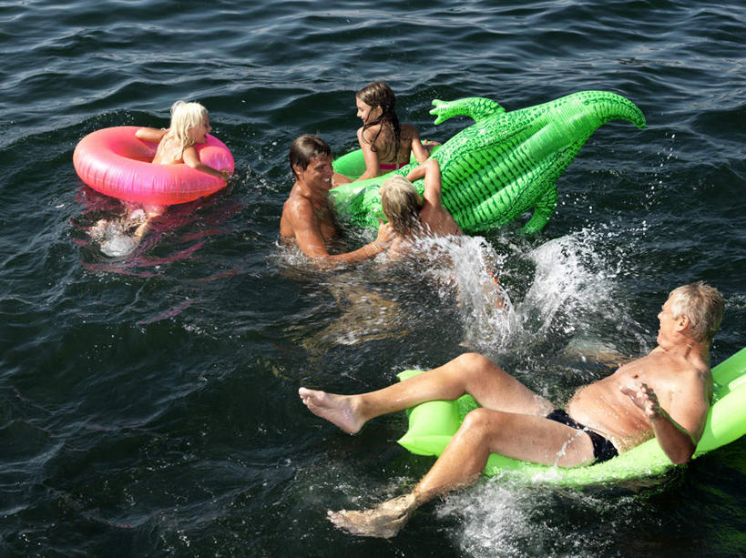 游泳,西方人,儿童,中年人,老年人,父亲,女儿,祖父,三代同堂,躺,笑,微笑,露齿笑,横图,俯视,室外,白天,泳装,比基尼,游戏,纯洁,海浪,海洋,水,床,鳄鱼,欧洲,欧洲人,五个人,波纹,飞溅,泳裤,溅,救生圈,液体,塑料,浪花,水滴,涟漪,许多人,玩,注视,娱乐,祖孙三代,水珠,小孩,水纹,海水,塑料制品,游泳圈,波浪,观察,看,一群人,休闲,温暖,温馨,父女,气垫床,父爱,可爱,童年,童趣,充气,爷爷,观看,活动,祖孙,和睦,察看,救生,发泄,关注,喷洒,消遣,智力,海景,童真,烂漫,无邪,外孙女,外公,外祖父,水晕,宣泄,泅水,拍浮,卧着,天真,老年男性,男人,男性,女孩,女人,女性,中年男性,白种人,孩子,全家福,孙女,大海,风浪,海,海水的波动,近岸浪,涌浪,躺着,玩耍,卧,嬉戏,彩图,高角度拍摄,全身,三点式,泳衣,融洽,女生,爸爸,多代同堂