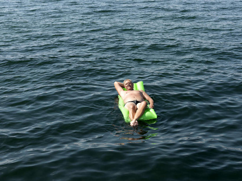 西方人,一个人,躺,横图,俯视,室外,白天,海浪,海洋,床,欧洲,欧洲人,仅一个男性,仅一个人,抱头,波纹,泳裤,塑料,浪花,涟漪,注视,光脚,裸露,水纹,海水,塑料制品,波浪,观察,看,仅一个老年男性,赤脚,气垫床,充气,观看,察看,关注,裸,海景,水晕,捧首,捧头,卧着,老年男性,男人,男性,白种人,大海,风浪,海,海水的波动,近岸浪,涌浪,躺着,卧,彩图,高角度拍摄,全身