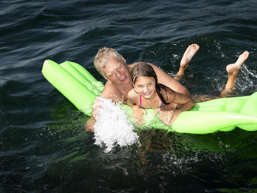 西方人,儿童,老年人,腿部,脚,脚趾,脚趾甲,腿,两个人,家庭,祖父,躺,笑,微笑,露齿笑,横图,俯视,室外,白天,泳装,比基尼,纯洁,海浪,海洋,水,床,欧洲,欧洲人,波纹,飞溅,溅,液体,塑料,浪花,水滴,涟漪,注视,光脚,水珠,小孩,水纹,海水,塑料制品,波浪,观察,看,趴着,温暖,温馨,一家人,赤脚,气垫床,可爱,童年,童趣,充气,爷爷,观看,祖孙,和睦,察看,关注,喷洒,海景,童真,烂漫,无邪,外孙女,外公,外祖父,水晕,卧着,天真,老年男性,男人,男性,女孩,白种人,孩子,脚指甲,孙女,大海,风浪,海,海水的波动,近岸浪,涌浪,趴,躺着,卧,彩图,高角度拍摄,全身,三点式,泳衣,融洽,女生