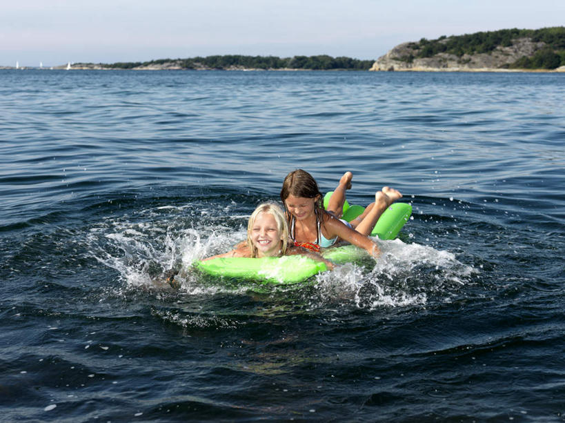 西方人,儿童,腿部,脚,脚趾,脚趾甲,腿,两个人,家庭,躺,抱,横图,俯视,室外,白天,泳装,比基尼,纯洁,岛屿,海浪,海洋,床,欧洲,欧洲人,波纹,塑料,岛,浪花,云,云朵,涟漪,云彩,注视,光脚,小孩,蓝色,白云,蓝天,水纹,天空,海水,塑料制品,波浪,天,观察,看,趴着,温暖,温馨,一家人,赤脚,气垫床,可爱,童年,童趣,充气,晴朗,抱着,观看,和睦,察看,搂着,关注,海景,童真,烂漫,无邪,水晕,卧着,天真,女孩,女人,女性,白种人,脚指甲,大海,风浪,海,海水的波动,近岸浪,列岛,群岛,涌浪,诸岛,晴空,搂,搂抱,趴,躺着,卧,半身,彩图,高角度拍摄,三点式,泳衣,融洽,女生