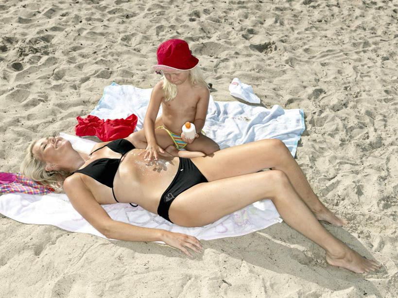 西方人,儿童,中年人,两个人,家庭,母亲,女儿,坐,躺,闭眼,笑,微笑,露齿笑,横图,俯视,室外,白天,泳装,比基尼,纯洁,沙滩,帽子,纺织品,欧洲,欧洲人,擦,抚摸,握,阴影,装饰,光线,毛毯,沙子,毯子,影子,海岸,沙地,拿,拿着,光脚,纺织,小孩,阳光,化妆品,垫子,低头,温暖,温馨,母女,一家人,赤脚,可爱,母爱,童年,童趣,擦拭,握着,华丽,修饰,点缀,和睦,防晒乳,防晒霜,护肤品,化妆用品,护肤用品,童真,烂漫,无邪,衬托,美观,雅致,雅观,棉帽,揩擦,拭,卧着,天真,女孩,女人,女性,中年女性,白种人,孩子,海滩,闭眼睛,闭着眼,闭着眼睛,躺着,卧,坐着,彩图,高角度拍摄,全身,三点式,泳衣,融洽,女生,轻抚