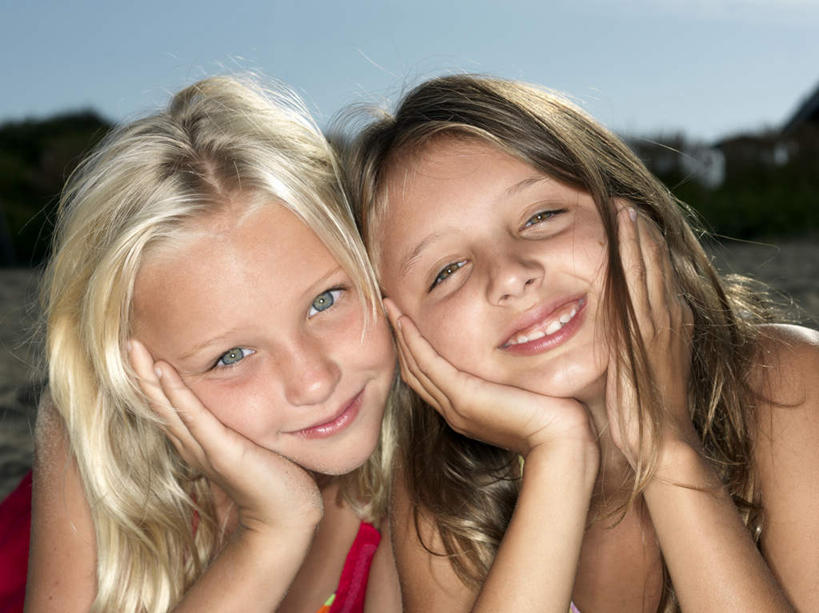 西方人,儿童,脸,头,脸颊,手,两个人,家庭,躺,笑,微笑,露齿笑,横图,室外,特写,白天,正面,泳装,比基尼,纯洁,植物,欧洲,欧洲人,双手,撑,阴影,朦胧,模糊,光线,影子,托腮,注视,肩膀,树,树木,小孩,蓝色,绿色,蓝天,天空,阳光,自然,天,观察,看,趴着,托,温暖,温馨,一家人,手部,可爱,童年,童趣,生长,晴朗,成长,观看,和睦,察看,关注,托下巴,童真,烂漫,无邪,万里无云,卧着,天真,女孩,女人,女性,白种人,头部,脸部,脸蛋,面部,晴空,晴空万里,趴,躺着,卧,半身,彩图,三点式,泳衣,融洽,女生