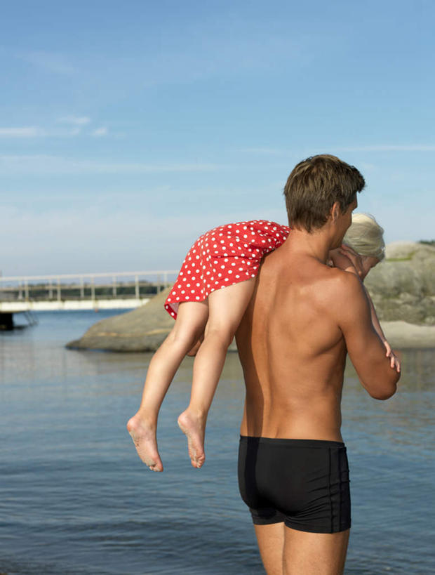 西方人,儿童,中年人,腿部,脚,脚趾,脚趾甲,腿,两个人,家庭,父亲,女儿,站,竖图,室外,白天,裙子,纯洁,海浪,海洋,沙滩,植物,欧洲,欧洲人,阴影,连衣裙,泳裤,光线,沙子,影子,海岸,浪花,云,云朵,沙地,云彩,光脚,裸露,树,树木,小孩,骑,背面,蓝色,绿色,白云,蓝天,天空,阳光,自然,海水,天,扛,站着,温暖,温馨,父女,一家人,赤脚,父爱,可爱,童年,童趣,生长,晴朗,成长,吊带裙,和睦,裸,海景,童真,烂漫,无邪,扛在肩上,骑在肩上,天真,男人,男性,女孩,中年男性,白种人,孩子,脚指甲,大海,风浪,海,海水的波动,海滩,近岸浪,涌浪,晴空,站立,半身,彩图,融洽,女生