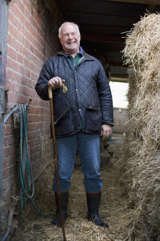 西方人,一个人,农民,家,木屋,农场,站,笑,微笑,露齿笑,竖图,室内,白天,正面,畜牧业,牧场,鞋子,欧洲,欧洲人,仅一个男性,仅一个人,仅一个中年男性,握,服装,工具,雨鞋,雨靴,干草,拿,拿着,注视,休闲装,靴子,住宅,衣服,草垛,观察,看,站着,休闲,休闲服,器械,握着,服饰,拐杖,观看,手杖,察看,关注,胶鞋,医疗器械,畜牧,牧业,辅助设备,干草垛,男人,男性,中年男性,白种人,佃农,农场主,农夫,农工,乡下人,小农,庄稼人,站立,彩图,全身,茅舍,茅屋,棚屋,小木屋,小屋