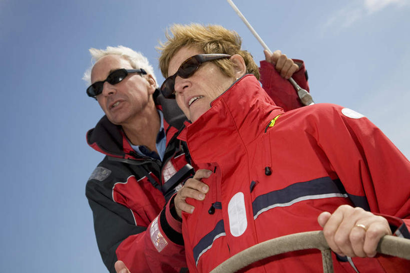 帆船,西方人,中年人,两个人,家庭,夫妻,站,抱,笑,微笑,露齿笑,横图,室外,白天,仰视,爱情,机器,仪器,船,欧洲,欧洲人,一艘,握,阴影,服装,光线,墨镜,眼镜,影子,云,云朵,浪漫,云彩,注视,休闲装,设备,衣服,蓝色,白云,蓝天,天空,阳光,方向盘,太阳镜,太阳眼镜,交通工具,天,观察,驾驶,看,行驶,站着,休闲,温暖,温馨,一家人,休闲服,遮阳镜,恩爱,握着,恋人,服饰,晴朗,抱着,观看,和睦,控制,察看,搂着,关注,载具,男人,男性,女人,女性,中年男性,中年女性,白种人,夫妇,情侣,晴空,搂,搂抱,站立,半身,彩图,低角度拍摄,伴侣,融洽