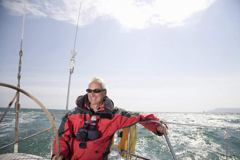 帆船,西方人,一个人,栏杆,站,笑,微笑,露齿笑,横图,室外,白天,正面,仪器,科技,海浪,海洋,船,欧洲,欧洲人,仅一个男性,仅一个人,仅一个中年男性,一艘,眺望,握,阴影,波纹,服装,检查,研究,反射,分析,光线,科学,墨镜,望远镜,眼镜,影子,浪花,水平线,云,云朵,围栏,辽阔,海平线,涟漪,云彩,注视,休闲装,护栏,衣服,蓝色,白云,蓝天,水纹,天空,阳光,海水,太阳镜,太阳眼镜,交通工具,波浪,天,观察,看,靠,靠着,站着,休闲,广阔,休闲服,遮阳镜,清晰,探索,握着,服饰,放大,晴朗,观看,一望无际,仔细,科研,察看,科学技术,瞭望,聚焦,关注,载具,海景,远视镜,瞭望镜,水晕,光学,清楚,双筒镜,双筒望远镜,无边无际,一马平川,男人,男性,中年男性,白种人,大海,风浪,海,海水的波动,近岸浪,涌浪,晴空,站立,半身,彩图,水天相接,水天一线,光学仪器,千里镜