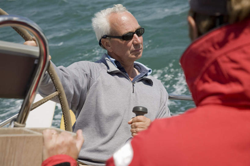 帆船,西方人,中年人,背部,两个人,家庭,夫妻,站,笑,微笑,横图,室外,白天,正面,爱情,机器,仪器,海浪,海洋,水,船,欧洲,欧洲人,一艘,握,飞溅,服装,溅,墨镜,眼镜,液体,浪花,水滴,浪漫,拿,拿着,注视,休闲装,设备,水珠,衣服,海水,方向盘,太阳镜,太阳眼镜,交通工具,观察,驾驶,看,行驶,站着,休闲,温暖,温馨,一家人,休闲服,遮阳镜,恩爱,握着,恋人,服饰,观看,和睦,控制,察看,关注,喷洒,载具,海景,男人,男性,女人,女性,中年男性,中年女性,白种人,夫妇,情侣,大海,风浪,海,海水的波动,近岸浪,涌浪,站立,半身,彩图,伴侣,融洽