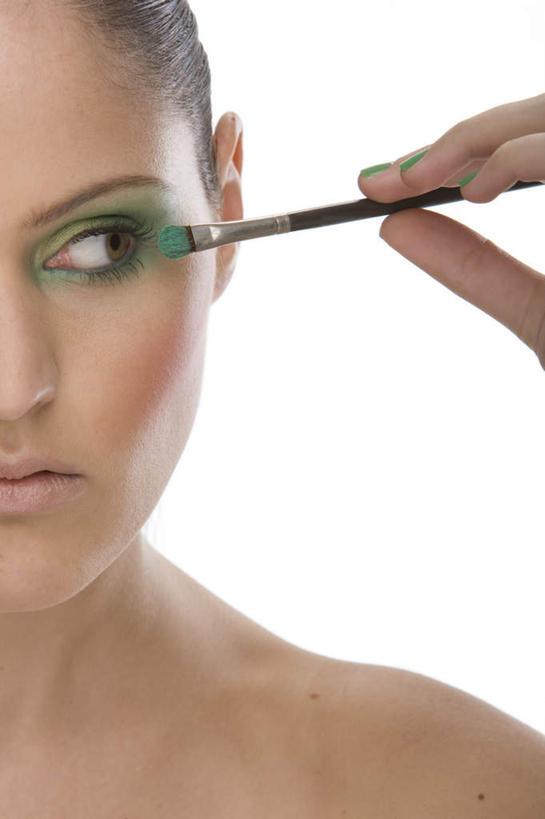 西方人,脸,头,脸颊,手,一个人,站,竖图,室内,特写,白天,白色背景,正面,化妆,美容,欧洲,欧洲人,仅一个年轻女性,仅一个女性,仅一个人,护肤,握,阴影,反射,影子,拿,拿着,注视,肩膀,化妆刷,刷子,观察,看,站着,保养,享受,休闲,手部,眼影,放松,握着,保健,摄影,影棚,眼影刷,观看,单手,察看,美容工具,关注,养颜,彩妆刷,化妆工具,尤物,年轻女性,女人,女性,白种人,头部,脸部,脸蛋,面部,站立,半身,彩图,影棚拍摄,拍摄,佳丽,丽人,美人