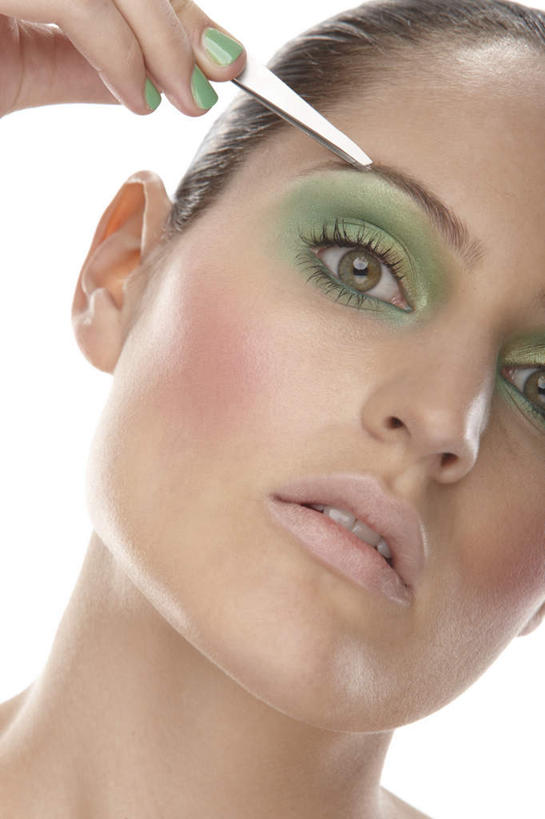 西方人,脸,头,脸颊,手,一个人,站,竖图,室内,特写,白天,白色背景,正面,化妆,美容,欧洲,欧洲人,仅一个年轻女性,仅一个女性,仅一个人,护肤,握,阴影,装饰,反射,影子,拿,指甲油,拿着,扭头,注视,肩膀,绿色,彩妆,化妆刷,刷子,观察,看,站着,转头,保养,享受,休闲,手部,放松,握着,保健,摄影,影棚,观看,单手,华丽,修饰,点缀,察看,美容工具,关注,养颜,彩妆刷,化妆工具,眉刷,衬托,美观,雅致,雅观,尤物,年轻女性,女人,女性,白种人,头部,脸部,脸蛋,面部,站立,半身,彩图,影棚拍摄,拍摄,佳丽,丽人,美人