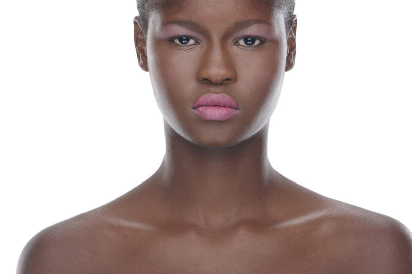 西方人,脸,头,嘴,脸颊,一个人,站,横图,室内,特写,白天,白色背景,正面,化妆,美容,欧洲,非洲,黑人,欧洲人,仅一个年轻女性,仅一个女性,仅一个人,护肤,阴影,反射,影子,注视,裸露,肩膀,彩妆,嘟嘴,观察,看,站着,保养,享受,休闲,撅嘴,放松,保健,摄影,影棚,观看,察看,关注,裸,养颜,年轻女性,女人,女性,非洲人,头部,脸部,脸蛋,面部,嘴巴,嘴唇,站立,半身,彩图,影棚拍摄,拍摄