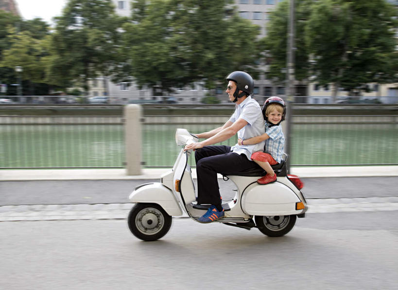 西方人,儿童,中年人,两个人,家庭,父亲,儿子,家,栏杆,坐,抱,笑,微笑,露齿笑,横图,室外,白天,侧面,纯洁,河流,树林,水,植物,摩托车,帽子,欧洲,欧洲人,一辆,服装,朦胧,模糊,扶手,墨镜,头盔,眼镜,房屋,屋子,河水,水流,公寓,扭头,注视,休闲装,洋房,护栏,楼房,住宅,车,树,树木,小孩,衣服,绿色,自然,安全帽,太阳镜,太阳眼镜,交通工具,观察,驾驶,看,行驶,转头,休闲,温暖,温馨,父子,一家人,休闲服,遮阳镜,父爱,可爱,童年,童趣,服饰,生长,成长,抱着,观看,操纵,和睦,控制,察看,搂着,关注,载具,童真,操控,烂漫,无邪,把持,天真,男孩,男人,男性,中年男性,白种人,孩子,搂,搂抱,坐着,彩图,全身,房子,融洽,男生