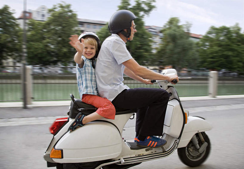 西方人,儿童,中年人,两个人,家庭,父亲,儿子,家,栏杆,坐,举,抱,笑,微笑,露齿笑,横图,室外,白天,侧面,纯洁,河流,树林,水,植物,摩托车,帽子,欧洲,欧洲人,一辆,服装,朦胧,模糊,扶手,墨镜,头盔,眼镜,房屋,屋子,河水,水流,公寓,挥手,扭头,注视,休闲装,再见,洋房,护栏,楼房,住宅,车,树,树木,小孩,衣服,绿色,自然,安全帽,太阳镜,太阳眼镜,交通工具,观察,驾驶,看,手势,托,行驶,招手,转头,休闲,温暖,温馨,父子,一家人,休闲服,遮阳镜,父爱,可爱,童年,童趣,服饰,生长,成长,抱着,告别,观看,操纵,和睦,控制,察看,搂着,关注,载具,摆动,童真,操控,烂漫,无邪,离别,把持,辞行,天真,男孩,男人,男性,中年男性,白种人,孩子,举起,举手,举着,搂,搂抱,向上举,向上伸,向上托,坐着,彩图,全身,房子,融洽,男生