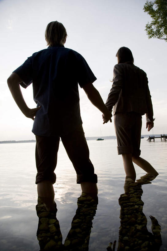 西方人,中年人,两个人,家庭,夫妻,站,握手,竖图,室外,白天,爱情,湖,湖泊,水,植物,欧洲,欧洲人,阴影,服装,光线,影子,湖面,水流,水面,云,云朵,背光,浪漫,云彩,休闲装,手叉腰,树,树木,背面,衣服,蓝色,绿色,白云,蓝天,天空,阳光,自然,湖水,天,叉腰,站着,休闲,温暖,温馨,一家人,休闲服,恩爱,恋人,服饰,生长,晴朗,成长,和睦,逆光,男人,男性,女人,女性,中年男性,中年女性,白种人,夫妇,情侣,晴空,搀手,拉手,手拉手,手握手,站立,彩图,全身,伴侣,融洽